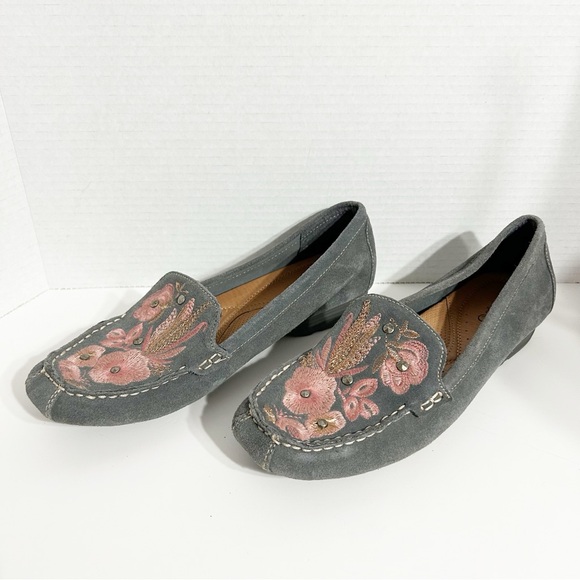 Baretraps Otella Gray Suede Leather Slip On Loafer Shoe Embroider Floral Detail - Picture 1 of 10